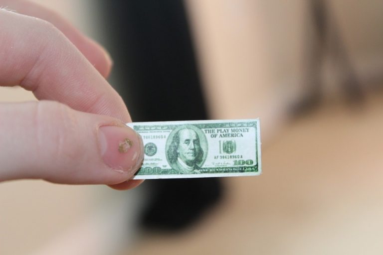 How Strongly Are People Drawn To Counterfeit Money?