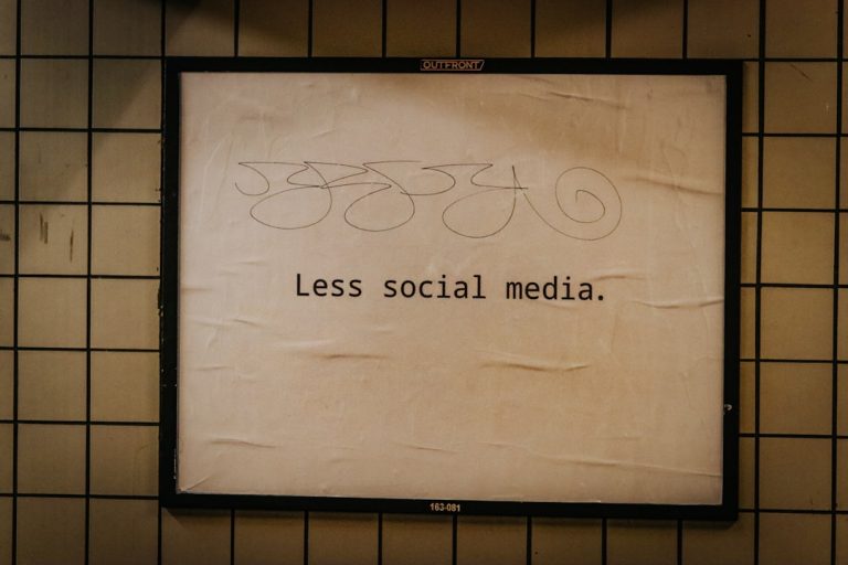 What are the most popular social media tools for visual content creation?